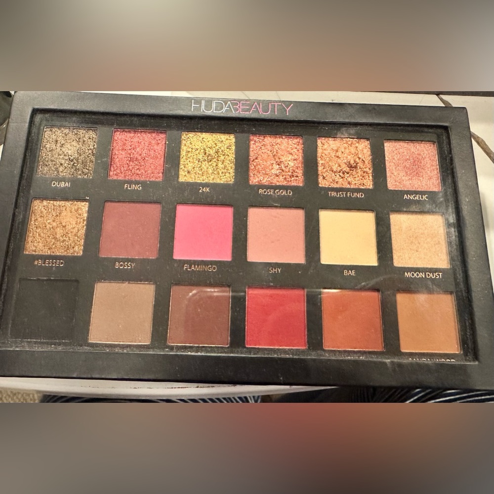 HUDA BEAUTY ROSE GOLD TEXTURED SHADOWS PALETTE - Picture 3 of 4
